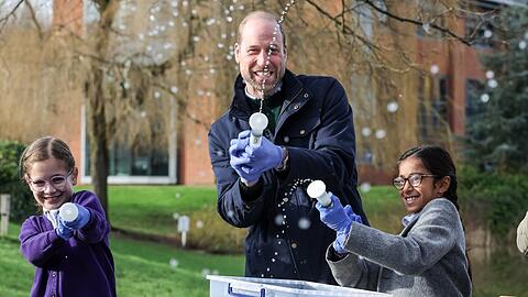 Prinz William hatte sichtlich Spaß, als er mit Schulkindern in Surrey Wasser in Richtung der Fotografen spritzte.
