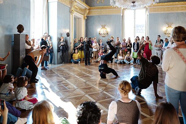 Breakdance gab's beim Septemberfest 2024 im Königssaal der Bayerischen Staatsoper. Das kam sichtlich gut an beim Publikum. Breakdance gab's beim Septemberfest 2024 im Königssaal der Bayerischen Staatsoper. Das kam sichtlich gut an beim Publikum.