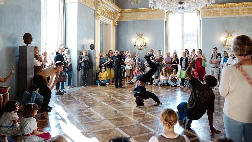 Breakdance gab's beim Septemberfest 2024 im Königssaal der Bayerischen Staatsoper. Das kam sichtlich gut an beim Publikum. Breakdance gab's beim Septemberfest 2024 im Königssaal der Bayerischen Staatsoper. Das kam sichtlich gut an beim Publikum.
