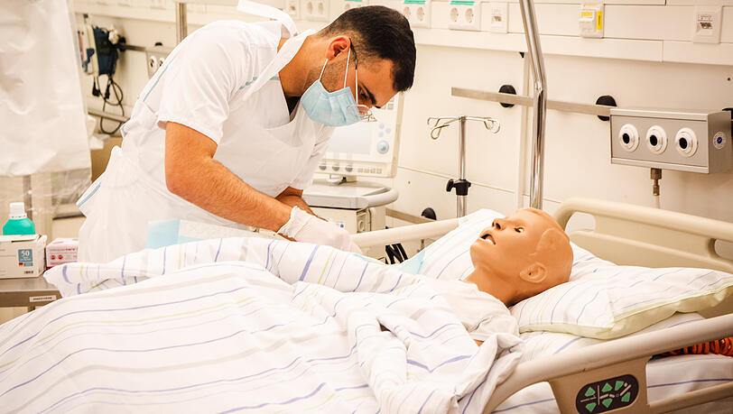 Nach seiner Operation muss Patient "Luca" (8) von einer Pflegefachkraft betreut werden. Nach seiner Operation muss Patient "Luca" (8) von einer Pflegefachkraft betreut werden.