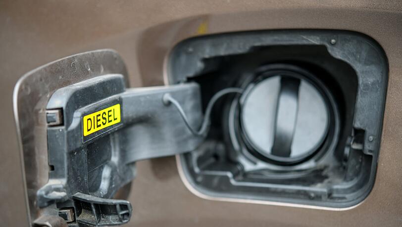 Unbekannte haben in Amberg rund 300 Liter Diesel aus dem Tank eines Lastwagens gestohlen. (Symbolbild) Unbekannte haben in Amberg rund 300 Liter Diesel aus dem Tank eines Lastwagens gestohlen. (Symbolbild)