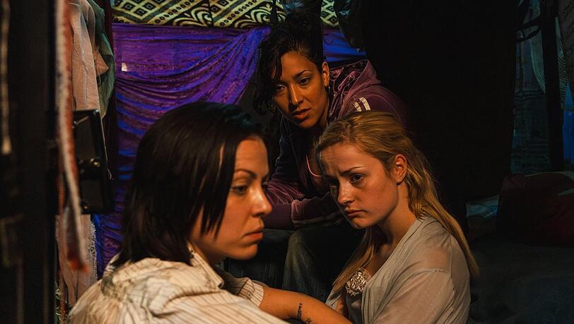 "Escaping Bolivia": Cecilie (Lisa Marie Hovden, l.), Michelle (Josephine Tetlie, m.) und Ida (Lisa Marie Hovden, r.) sitzen in einem bolivianischen Frauengefängnis. "Escaping Bolivia": Cecilie (Lisa Marie Hovden, l.), Michelle (Josephine Tetlie, m.) und Ida (Lisa Marie Hovden, r.) sitzen in einem bolivianischen Frauengefängnis.