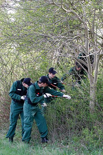 Rund 300 Polizisten suchen entlang der Wegstrecke von Krailling nach Peißenberg alles ab.