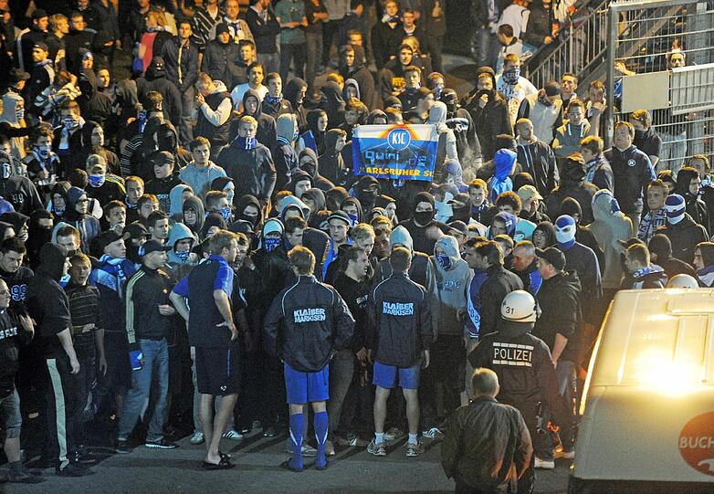 Auch die Spieler müssen sich den wütenden Fans stellen.