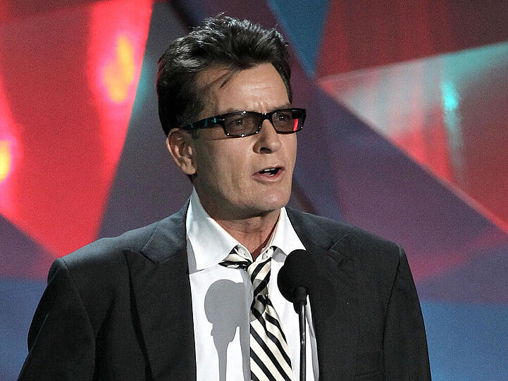 Charlie Sheen kann es nicht lassen, gegen seine Ex-Frauen zu pöbeln