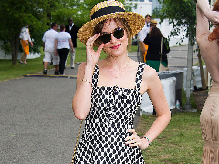 Dakota Johnson weiß, wie man sich im Sommer schick stylt