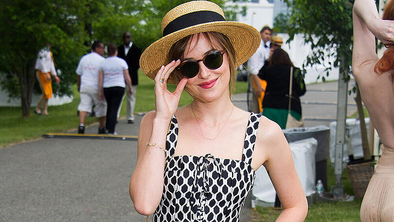 Dakota Johnson weiß, wie man sich im Sommer schick stylt Dakota Johnson weiß, wie man sich im Sommer schick stylt