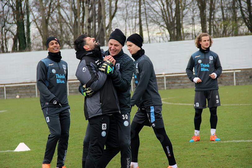 Rubin Okotie (links) stand am Mittwoch wieder auf dem Trainingsplatz; hier zusammen mit Vitus Eicher, Co-Trainer Filip Tapalovic, Julian Weigl und Yannick Stark.