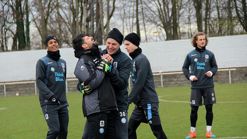 Rubin Okotie (links) stand am Mittwoch wieder auf dem Trainingsplatz; hier zusammen mit Vitus Eicher, Co-Trainer Filip Tapalovic, Julian Weigl und Yannick Stark. Rubin Okotie (links) stand am Mittwoch wieder auf dem Trainingsplatz; hier zusammen mit Vitus Eicher, Co-Trainer Filip Tapalovic, Julian Weigl und Yannick Stark.
