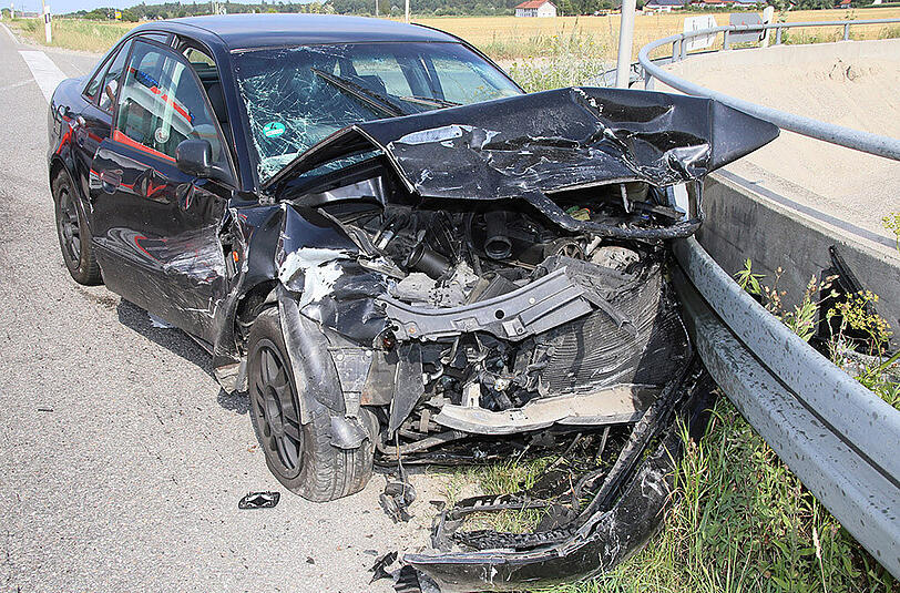 Bilder vom Unfall in Ampfing. Ein 29-jähriger Mann überfuhr ein "Stop"-Schild und kollidierte mit einem anderen Wagen. Danach entfernte er sich vom Unfallort.