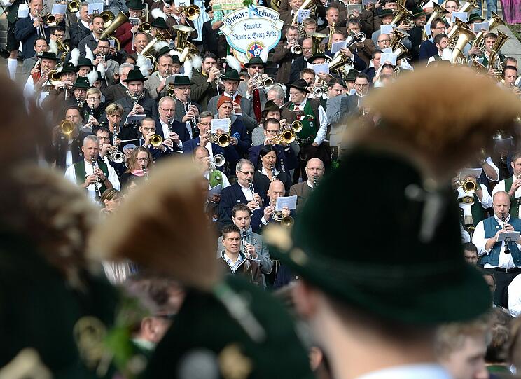 Perfektes Wiesn-Wetter für das Standkonzert: Seit 1985 versammeln sich die Musikkapellen aller Oktoberfestzelte am mittleren Wiesnsonntag zum Blasmusikkonzert auf den Stufen der Patrona Bavariae. Die Bilder.