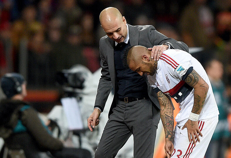 ARTURO VIDAL NOTE 4: Ein klares Signal von Guardiola - er steht zum Chilenen und bringt ihn bei seinem Ex-Verein (2007-11). Kießling fiel auf sein Knie, das (fortan) schmerzte. Bekam dann auch noch einen Schuss von Bellarabi an den Kopf, wirkte leicht benommen. Genug ist genug ging in Minute 52 raus.