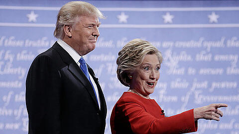 Trump vs Clinton: Während der Debatte blieb es nicht ganz so harmonisch wie auf diesem Foto, das vor beginn des TV-Duells aufgenommen wurde.