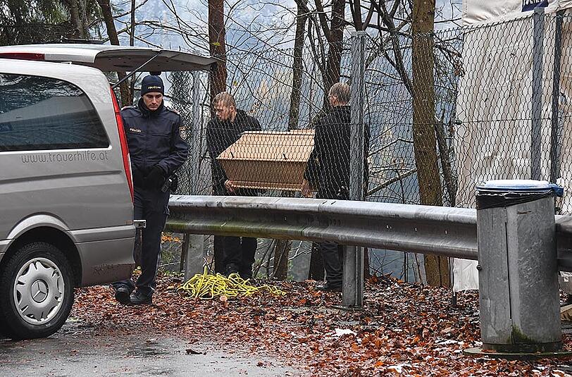 Spurensicherer am Tatort in Söll. Der Grieche war regelrecht hingerichtet worden.