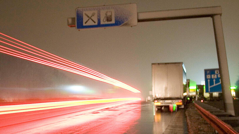 Angesichts von immer mehr wild auf und neben der Autobahn parkenden Lkw steigt die Gefahr schwerer Unfälle ständig an.