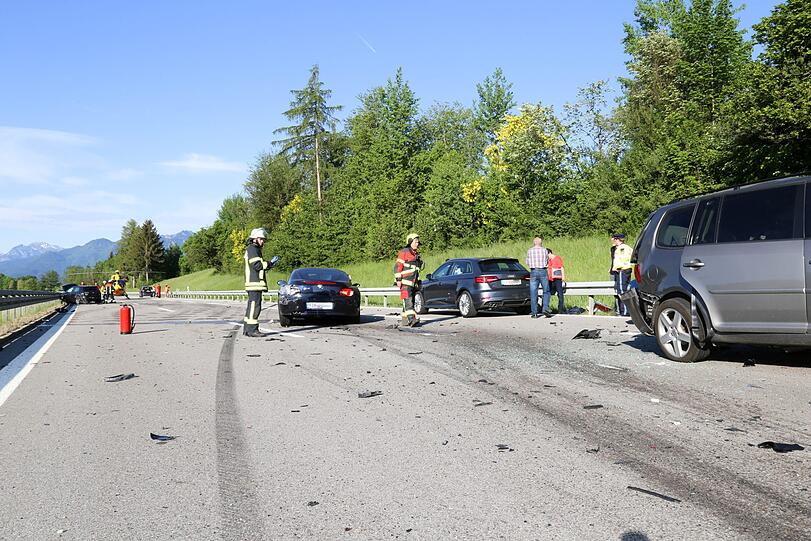Der Autobahnabschnitt ist mit Schrott-Teilen übersät - die Bilder von der Unfallstelle auf der A95 Richtung Garmisch.