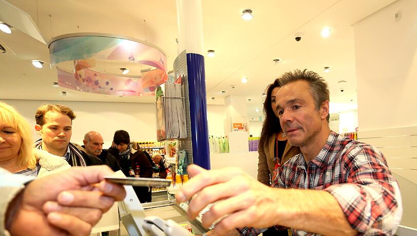 Eine Stunde lang zog Schauspieler Hannes Jaenicke beim dm am Hauptbahnhof Artikel übers Band. Eine Stunde lang zog Schauspieler Hannes Jaenicke beim dm am Hauptbahnhof Artikel übers Band.