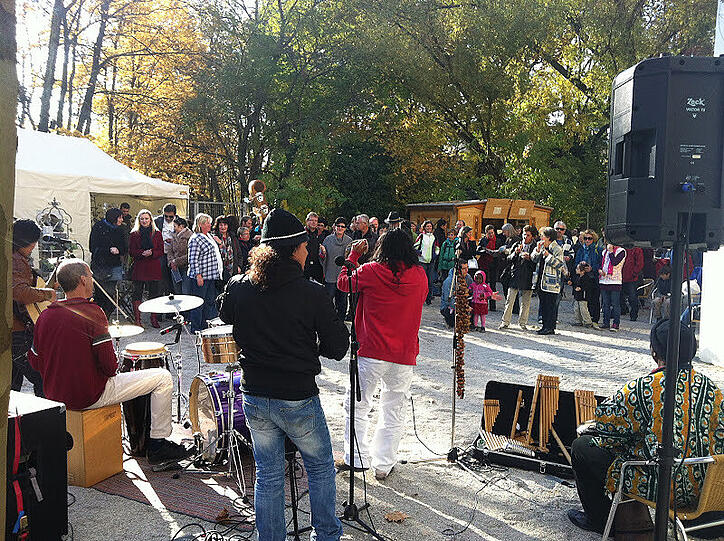Beim Markt der Sinne auf der Praterinsel gibt es neben Handwerkskunst auch tolle Musikvorführungen.