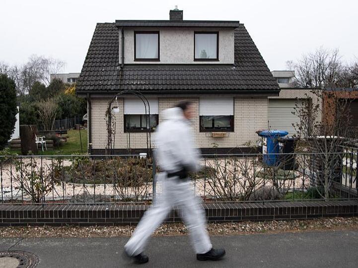 Ein Kriminaltechniker der Berliner Polizei vor dem Haus des dringend tatverdächtigen Schwagers der verschwundenen 15-jährigen Rebecca.