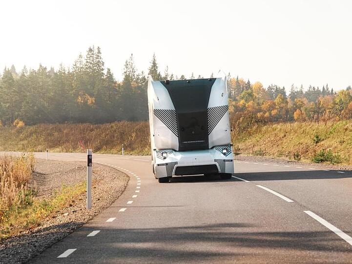 Ein ferngesteuerter Lastwagen der Firma Einride ist auf dem Testgelände AstaZero bei Göteborg unterwegs. Gesteuert wird er von Barcelona aus.