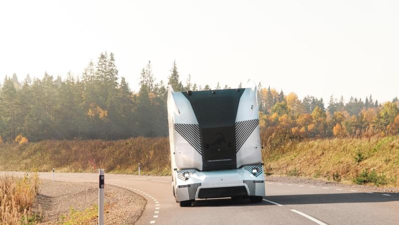 Ein ferngesteuerter Lastwagen der Firma Einride ist auf dem Testgelände AstaZero bei Göteborg unterwegs. Gesteuert wird er von Barcelona aus. Ein ferngesteuerter Lastwagen der Firma Einride ist auf dem Testgelände AstaZero bei Göteborg unterwegs. Gesteuert wird er von Barcelona aus.