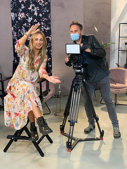 Anni Steinhart mit dem Kameramann bei "Shopping Queen".