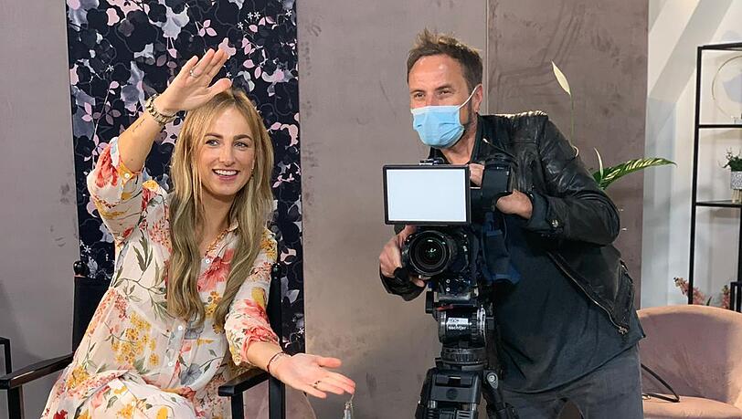 Anni Steinhart mit dem Kameramann bei "Shopping Queen". Anni Steinhart mit dem Kameramann bei "Shopping Queen".