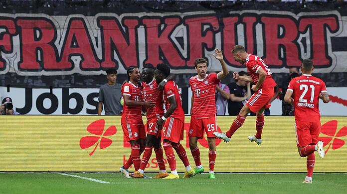 Was für ein Auftakt für die Bayern: Weltklasse-Neuzugang Sadio Mané (2.v.l.) lässt sich von seinen neuen Kollegen für sein Tor gegen Frankfurt feiern. Es ist sein zweiter Treffer im zweiten Pflichtspiel.