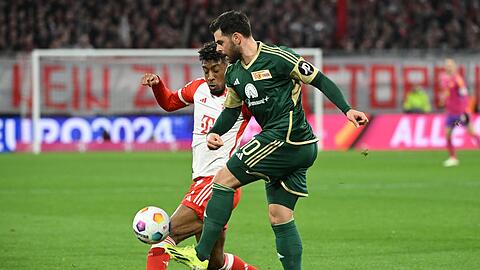 Kingsley Coman von München (l) und Kevin Volland von Berlin in Aktion.