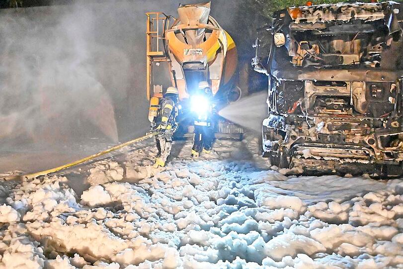 Gegen 3 Uhr morgens waren Polizei und Feuerwehr alarmiert worden, als mehrere Lastwagen und ein Kleinbagger auf dem Gelände der Firma Max Bögl in Flammen standen.