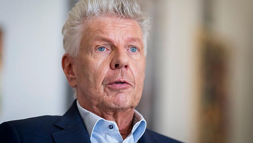 OB Dieter Reiter: "Meine Lieblingslösung wäre es, für beide Bereiche die Gebühren nicht zu verteuern, sondern möglichst für alle Kundinnen und Kunden günstiger zu werden, beispielsweise durch einen Wegfall der Mindestgebühren auch für Taxis." OB Dieter Reiter: "Meine Lieblingslösung wäre es, für beide Bereiche die Gebühren nicht zu verteuern, sondern möglichst für alle Kundinnen und Kunden günstiger zu werden, beispielsweise durch einen Wegfall der Mindestgebühren auch für Taxis."