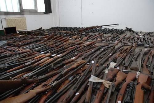 600 Waffen fanden österreichische Polizisten im Keller des Waffennarrs.