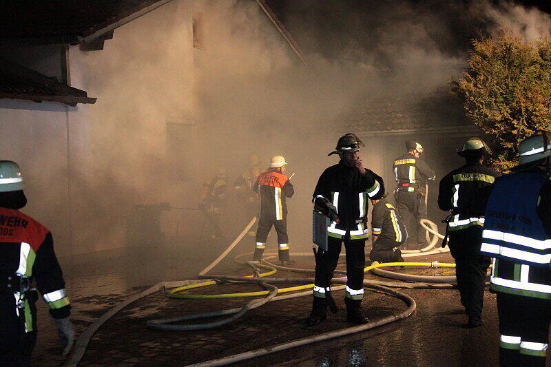 Zu einem Garagenbrand in Dörfl wurden mehrere Feuerwehren alarmiert. Das Feuer ist vermutlich im Dachbereich der Garage ausgebrochen und griff auf das Wohnhaus über.