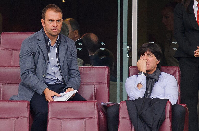 Bundestrainer Joachim Löw und Co-Trainer Hansi Flick müssen nach den Verletzungsausfällen von Gomez und Klose im Sturm umdenken.