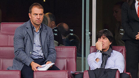 Bundestrainer Joachim Löw und Co-Trainer Hansi Flick müssen nach den Verletzungsausfällen von Gomez und Klose im Sturm umdenken.