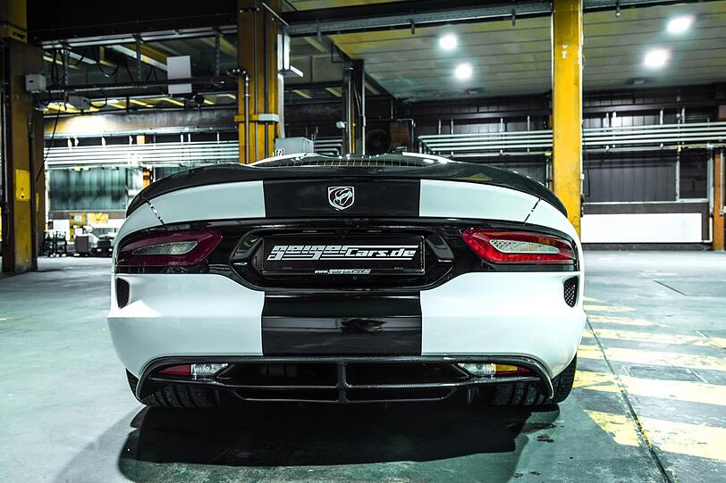 Heckspoiler und das Heckdiffusor-Unterteil der Dodge Viper GTS 710R bestehen aus Sichtkarbon.
