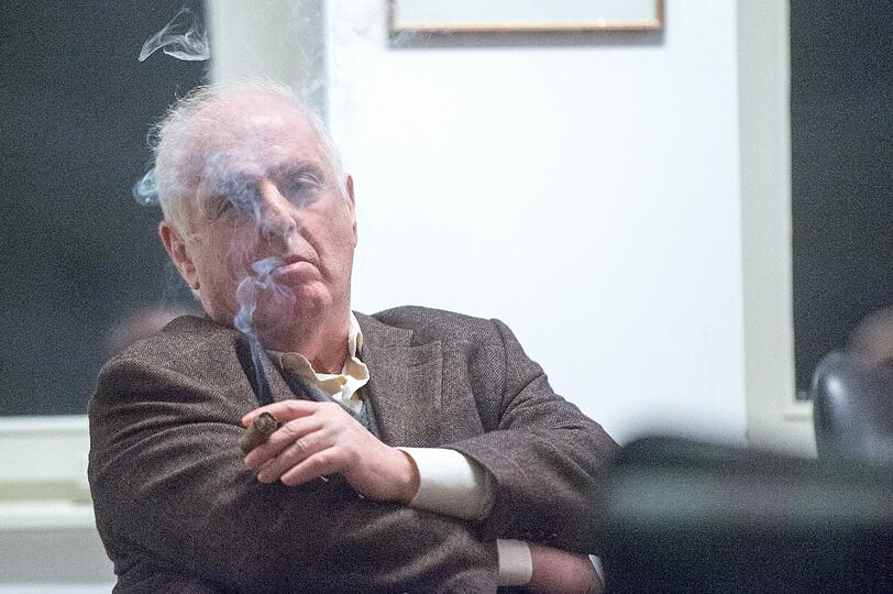Der Pianist und Dirigent Daniel Barenboim ist ein leidenschaftlicher Zigarrenraucher &ndash; hier pafft er in seinem Berliner Büro bei einem Gespräch mit Journalisten.