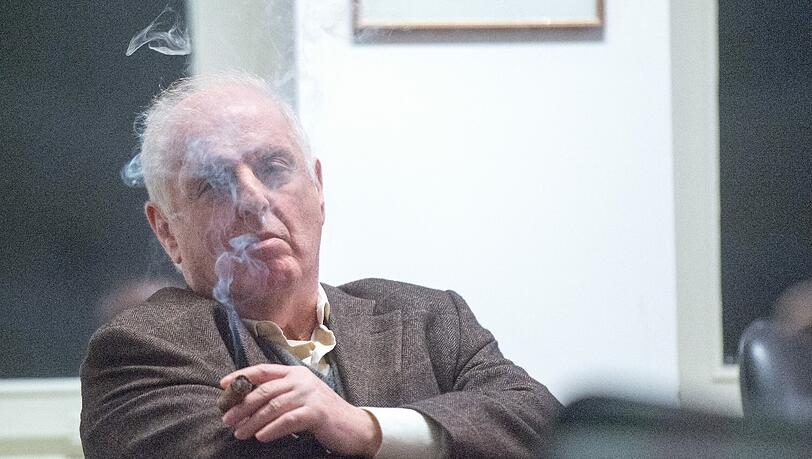 Der Pianist und Dirigent Daniel Barenboim ist ein leidenschaftlicher Zigarrenraucher – hier pafft er in seinem Berliner Büro bei einem Gespräch mit Journalisten. Der Pianist und Dirigent Daniel Barenboim ist ein leidenschaftlicher Zigarrenraucher – hier pafft er in seinem Berliner Büro bei einem Gespräch mit Journalisten.