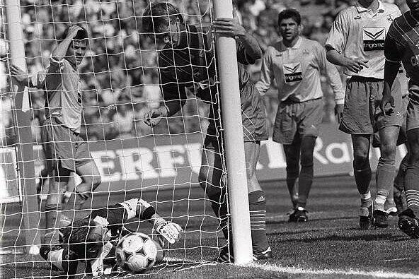 Nicht drin, das Ding: Bayern-Star Thomas Helmer (am Pfosten) mit seinem Phantomtor vor 25 Jahren gegen den 1. FC Nürnberg.