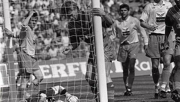 Nicht drin, das Ding: Bayern-Star Thomas Helmer (am Pfosten) mit seinem Phantomtor vor 25 Jahren gegen den 1. FC Nürnberg. Nicht drin, das Ding: Bayern-Star Thomas Helmer (am Pfosten) mit seinem Phantomtor vor 25 Jahren gegen den 1. FC Nürnberg.