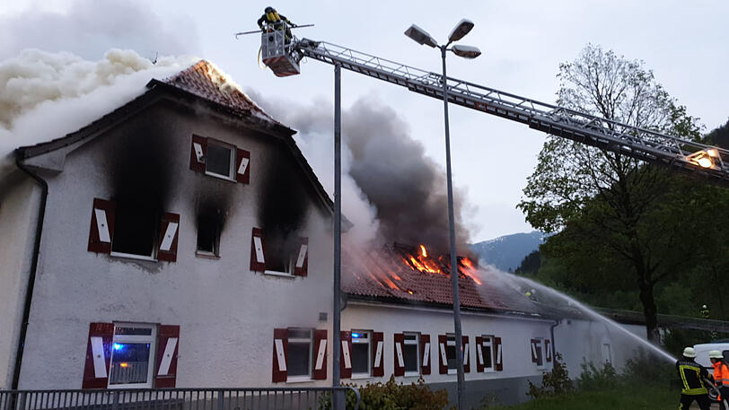 Die Feuerwehr musste am Samstagmorgen ein Feuer in einem Wirtshaus in Bad Reichenhall löschen. Die Bilder.