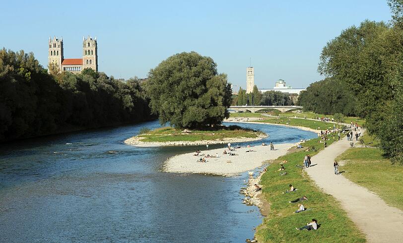 Die Isar hat momentan einen hohen Pegelstand, die Stadt hat deswegen das Obdachlosenlager unter der Wittelsbacherbrücke geräumt.