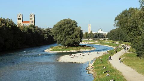 Die Isar hat momentan einen hohen Pegelstand, die Stadt hat deswegen das Obdachlosenlager unter der Wittelsbacherbrücke geräumt.