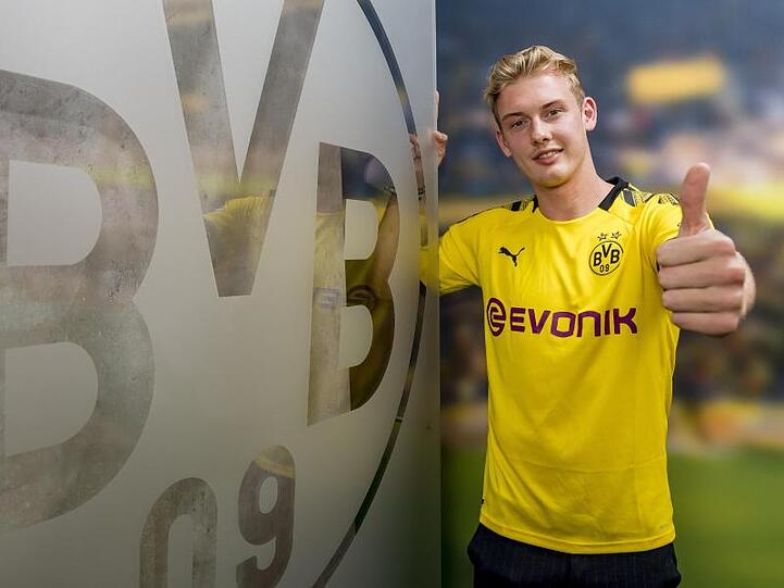 Julian Brandt posiert im BVB-Trikot.