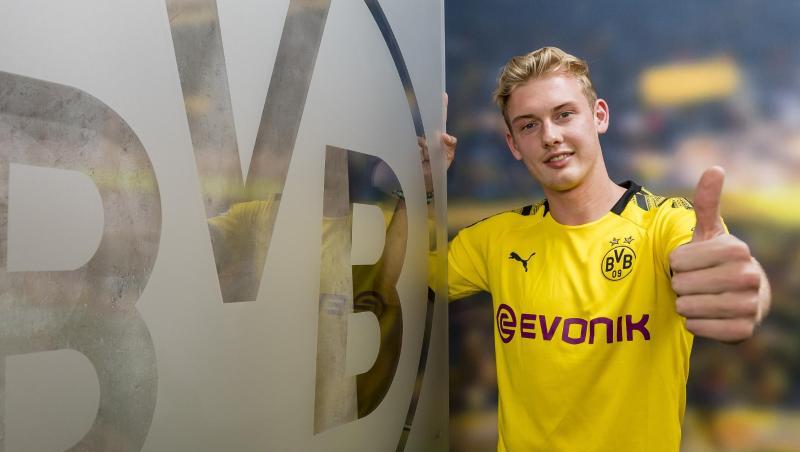 Julian Brandt posiert im BVB-Trikot. Julian Brandt posiert im BVB-Trikot.