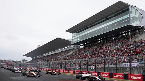 Max Verstappen (r) rast von der Pole zum Sieg.