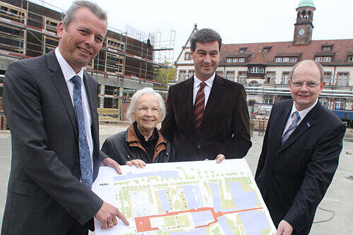 Hier entsteht das neue Alterszentrum. OB Ulrich Maly, Mäzenin Friedl Schöller, Gesundheitsminister Markus Söder und Klinikumsvorstand Alfred Estelmann (von links) besichtigten die Baustelle des künftigen Schöllerhauses.