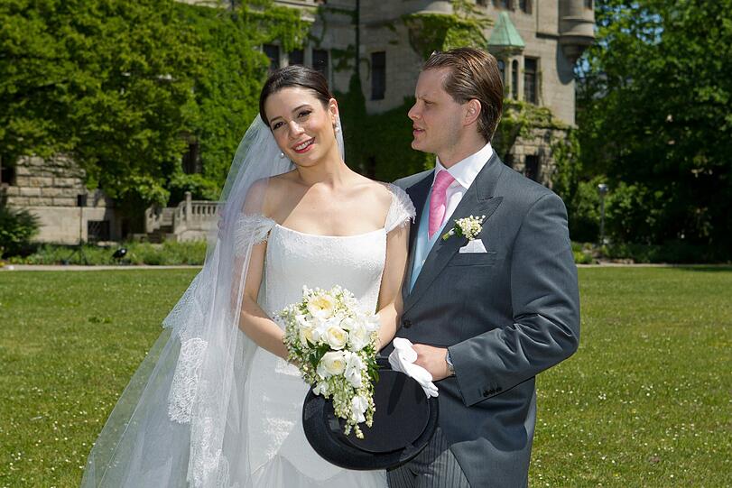 Der Sohn des Bleistiftherstellers Anton Wolfgang Graf von Faber-Castell, Charles Alexander, und seine Ehefrau Melisa Eliyesil haben am Samstag kirchlich geheiratet. Die Bilder von der Adelshochzeit!