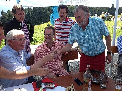 Und noch mal Prost: Der Senior-Chef des Blomberghauses, Helmut Ginhart, trinkt mit Steinmeier und Rinderspacher einen Willi.