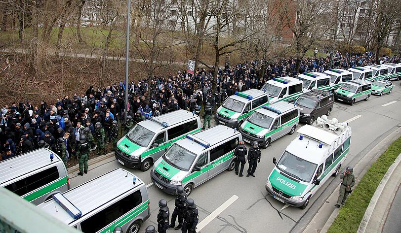 Bengalos, Chinaböller, Flaschenwürfe: FC Bayern II gegen TSV 1860 II: Die Bilder von Aufmarsch der Fans. 1000 Polizei-Beamte sind im Einsatz.